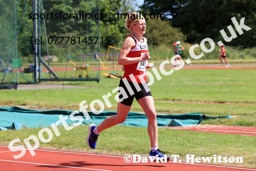 Womens 1500 metres, 2024 NE Masters Track and Field Champs., Monkton Stadium, Jarrow.  Photo: David T. Hewitson/Sports for All Pics